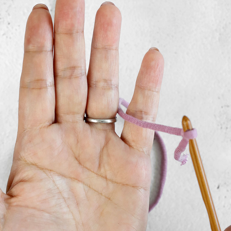 how to hold yarn in crochet