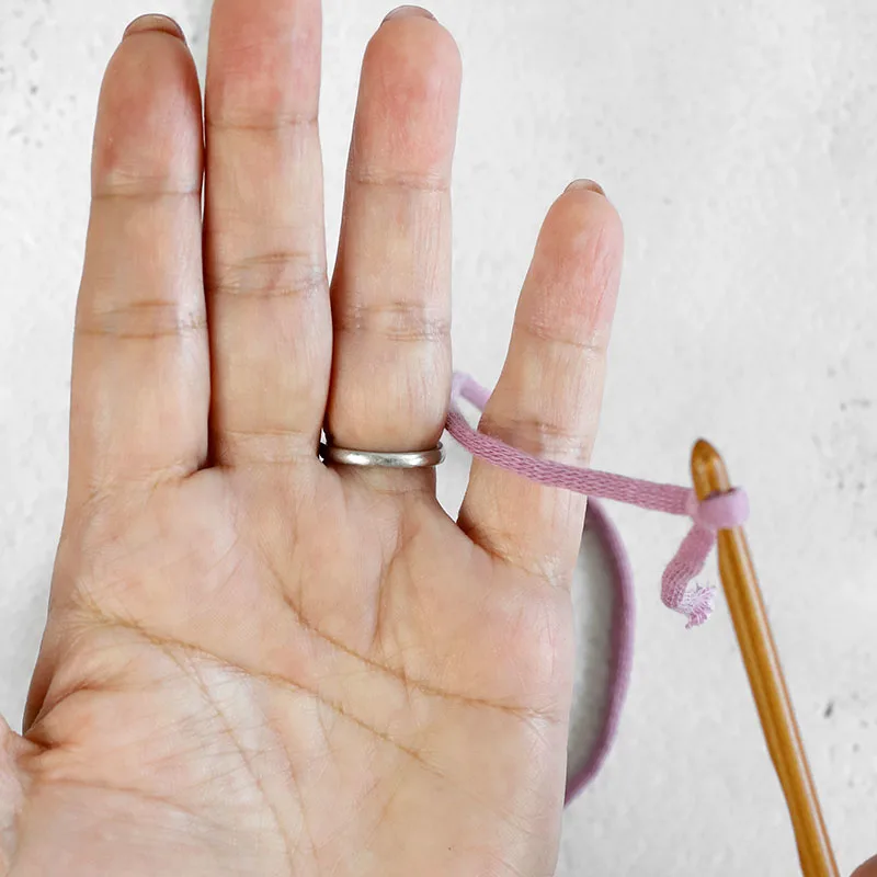 how to hold yarn in crochet