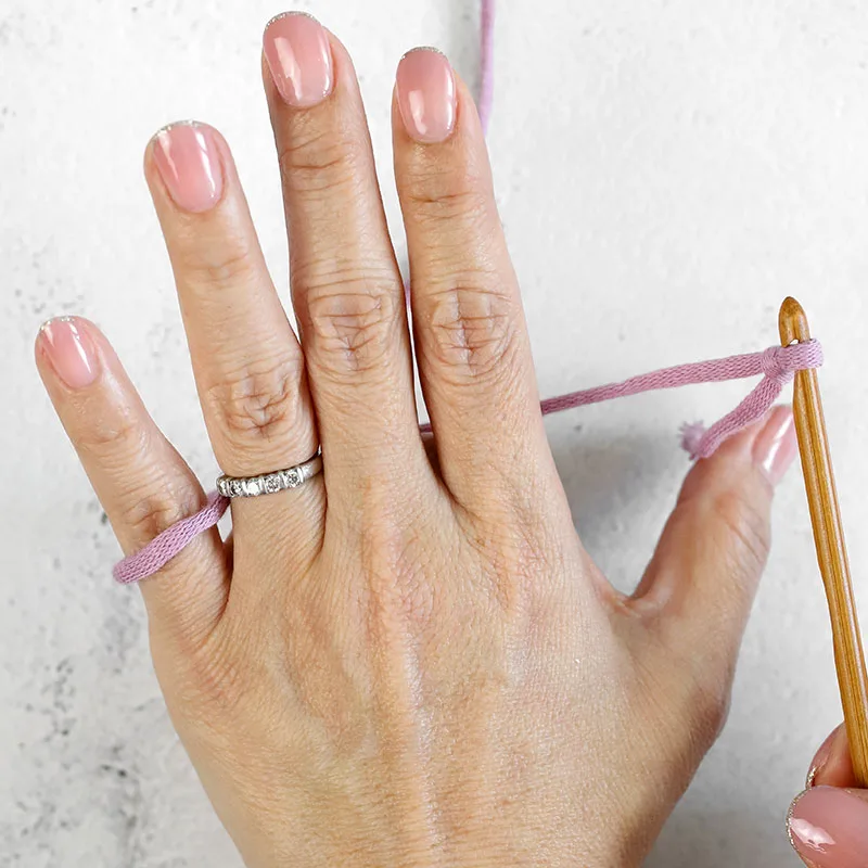 how to hold yarn in crochet