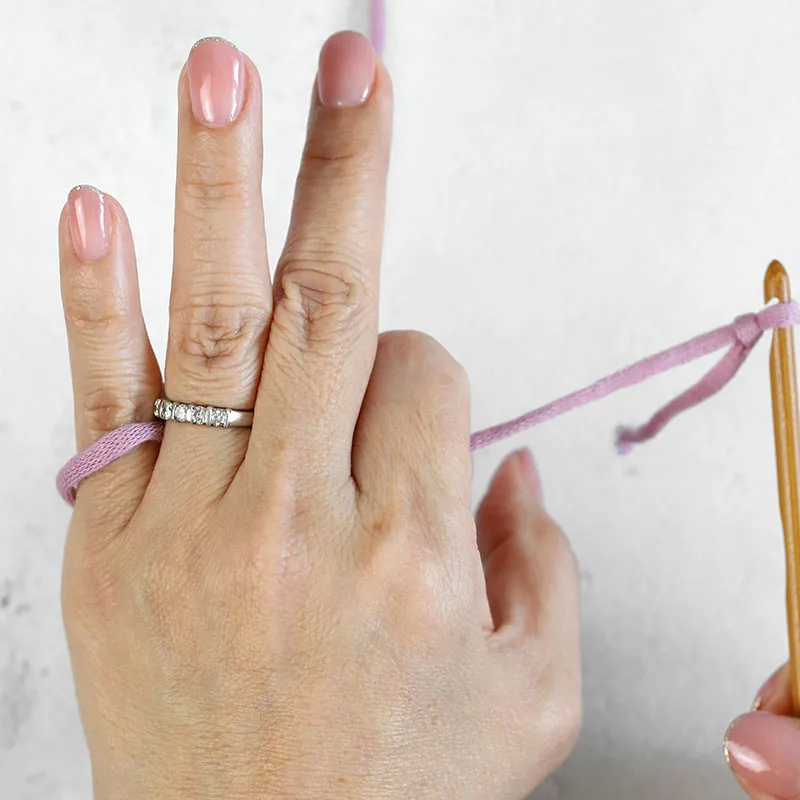 how to hold yarn in crochet