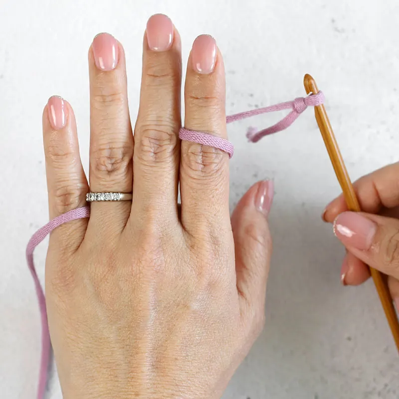 how to hold yarn in crochet