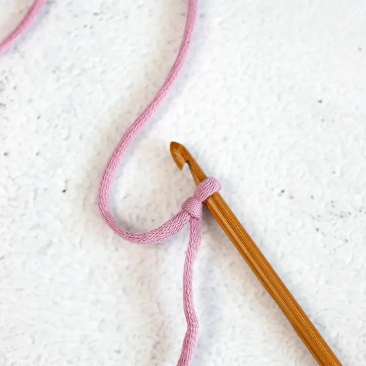 how to make a slip knot in crochet - 3 easy methods
