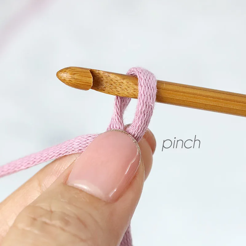 Move the fingers carefully to pinch the crossed strands generated by the rotation.
