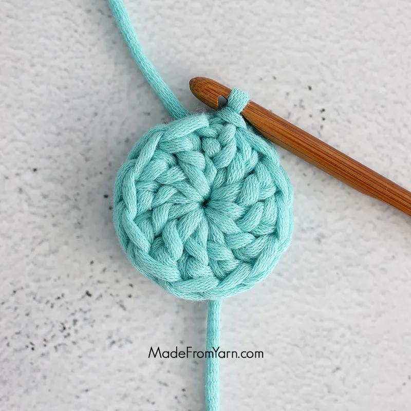 How to crochet dc stitch in round.