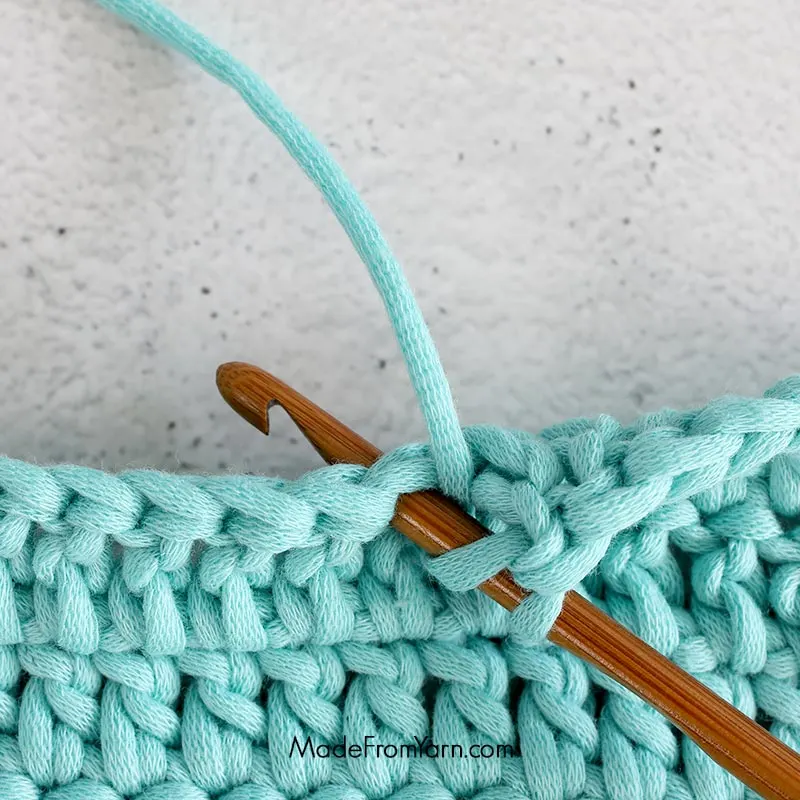 how to crochet dc stitch step 2, insert into the next stitch