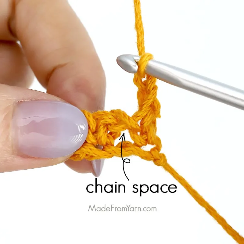 Learn how to crochet moss stitch with this step-by-step tutorial, in flat rows. It's a popular stitch used in many crochet patterns.