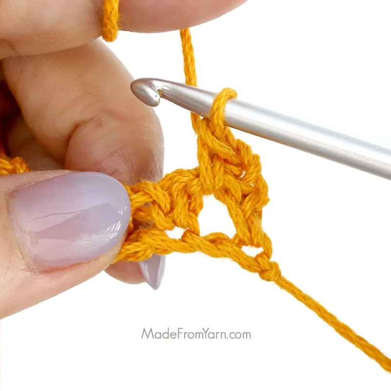 Learn how to crochet moss stitch with this step-by-step tutorial, in flat rows. It's a popular stitch used in many crochet patterns.