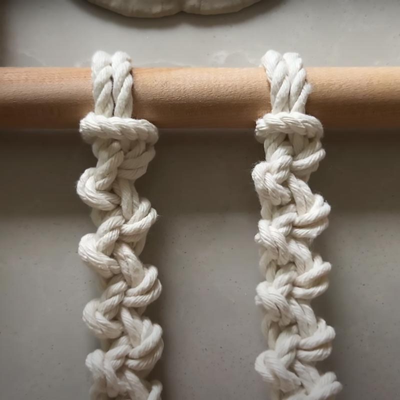 The alternating half-hitch spiral knot is made by alternating and switching the working cords from one side to the other. It’s simple and easy to work with, and this knotting technique is commonly used for wall hangings and plant hangers.