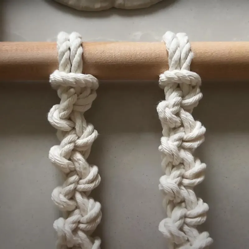 The alternating half-hitch spiral knot is made by alternating and switching the working cords from one side to the other. It’s simple and easy to work with, and this knotting technique is commonly used for wall hangings and plant hangers.