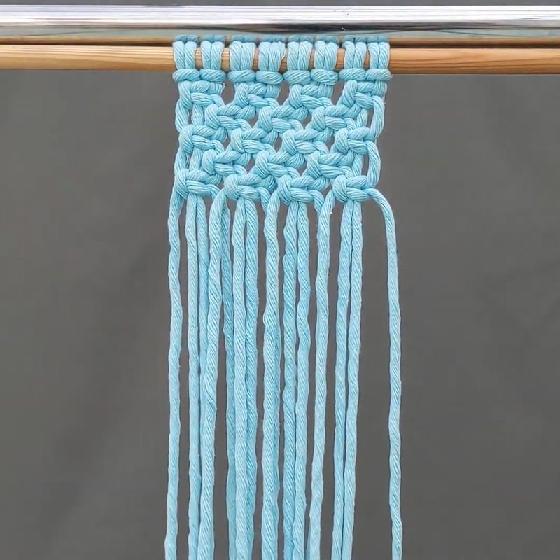 An Alternating Square Knot is a variation of the Square Knot. It's easy to work with, but you might need some time and patience to get it right as a beginner. But with this video tutorial and our step-by-step instructions, you'll be able to master it quickly. 
