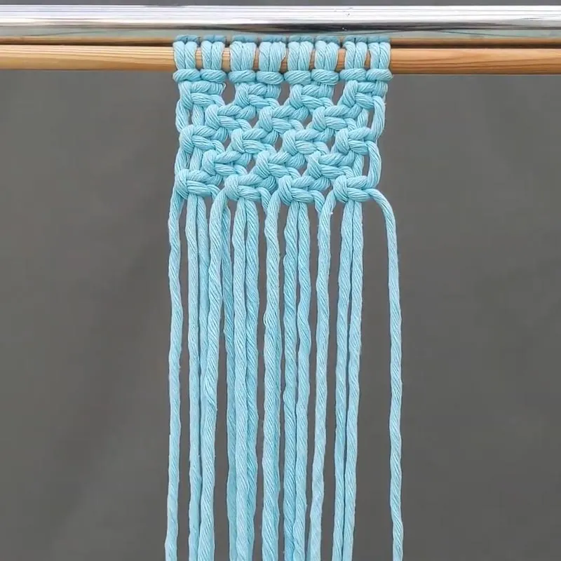 An Alternating Square Knot is a variation of the Square Knot. It's easy to work with, but you might need some time and patience to get it right as a beginner. But with this video tutorial and our step-by-step instructions, you'll be able to master it quickly.