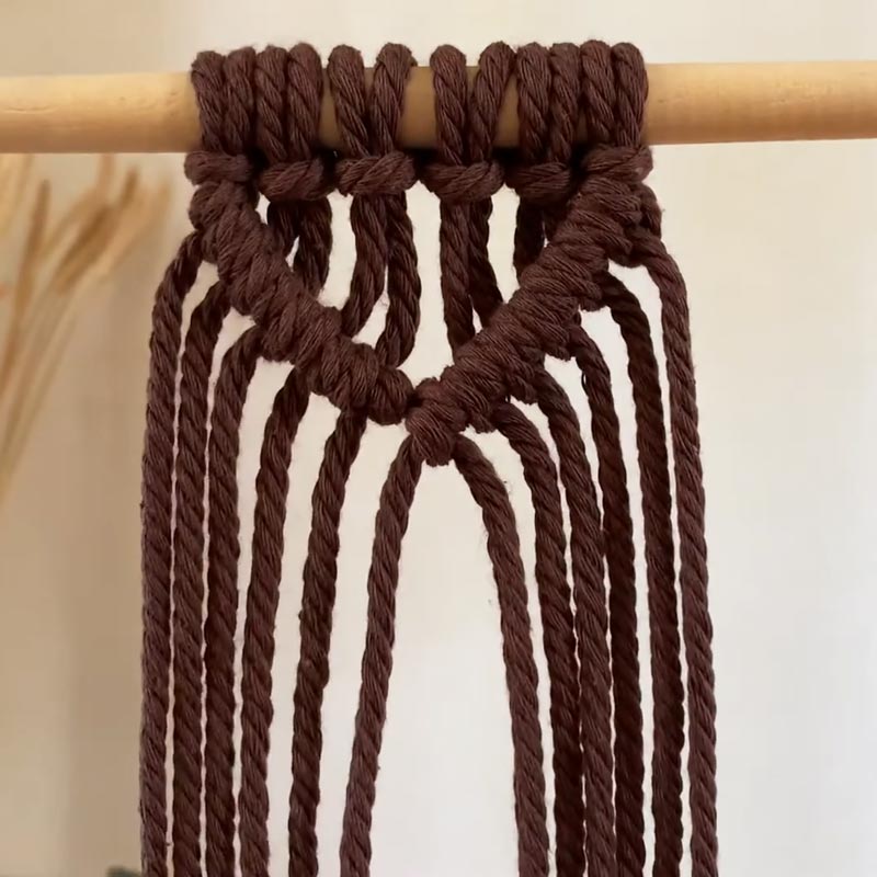 As mentioned above, the Double Half Hitch Knot can be made diagonally. It's straightforward to make, and its method is identical to the Horizontal Double Half Hitch Knot. 