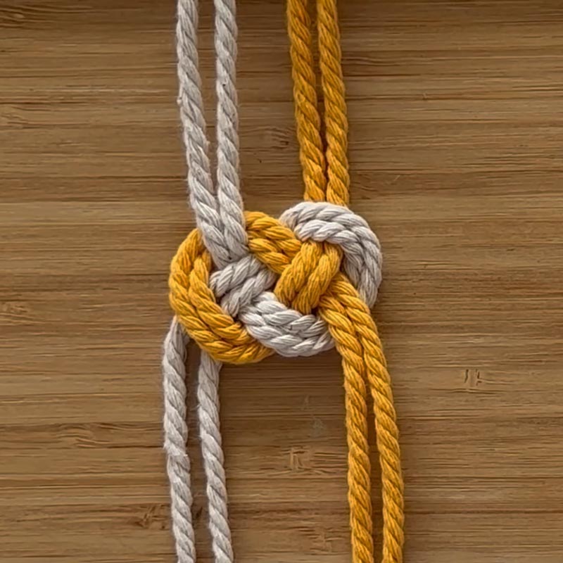 The Josephine Knot is one of the most creative knots a beginner can learn! Though it seems delicate and complicated to make, it's actually very simple. Doesn't it look like a pretzel? Here's 